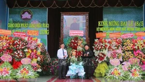 Bui Van Tang (left), Vice President of the Viet Nam Fatherland Front Committee of An Giang province, extends congratulations at the grand ceremony marking the 86th founding anniversary of Hoa Hao Buddhism on June 13. (Photo: VNA)