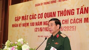 Politburo member, Vice Secretary of the Central Military Commission, and Minister of National Defence Gen. Phan Van Giang speaks at the meeting (Photo: VNA)