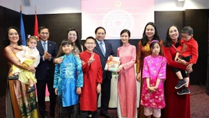 Prime Minister Pham Minh Chinh meets with the Vietnamese community in Estonia on June 7 morning. (Photo: VNA) 