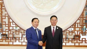 Deputy Prime Minister Tran Hong Ha (L) and Governor of Yunnan province Wang Yubo (Photo: VNA)