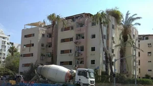 A residential building on Levy Eshkol Street in Tel Aviv is destroyed by a rocket strike in the early hours of June 16, 2025. (Photo: VNA)