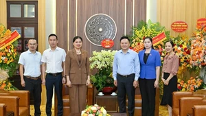 The delegation from Tuyen Quang Province, led by Ha Thi Nga, Secretary of the Provincial Party Committee, visited and congratulated the staff of Nhan Dan Newspaper.