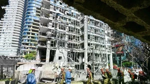 A building damaged after an attack in Ramat Gan city of Israel. (Photo: XINHUA/VNA) 