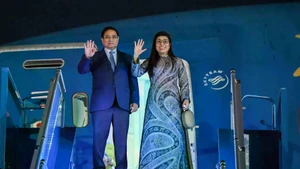 Prime Minister Pham Minh Chinh and his spouse Le Thi Bich Tran leave Ha Noi in the early morning of June 5 for attendance at the 3rd United Nations Ocean Conference (UNOC 3) and bilateral activities in France; and official visits to Estonia and Sweden. (Photo: VNA) 