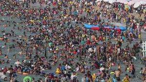 People cool off at a beach of the Mediterranean Sea during a heatwave in Alexandria, Egypt, on July 23, 2024. (Photo: THX/VNA)