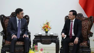 Deputy Prime Minister Ho Quoc Dung (right) receives Yongsoo Huh, Vice Chairman and CEO of GS Energy. (Photo: chinhphu.vn)