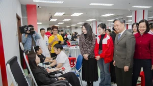 Representatives of the organising board encourage and express their gratitude to blood donors.