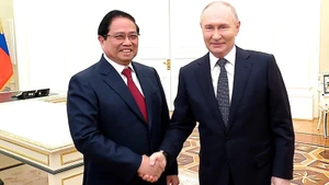 Vietnamese Prime Minister Pham Minh Chinh (left) meets with Russian President Vladimir Putin in Moscow on March 25. (Photo: VNA)