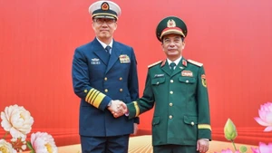 Vietnamese Minister of National Defence General Phan Van Giang and his Chinese counterpart Senior Lieutenant General Dong Jun in Quang Ninh province on March 18. (Photo: VNA)