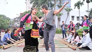 International visitors experience the Vietnamese bamboo dance at the Viet Nam Museum of Ethnology, February 2026. (Source: VME)