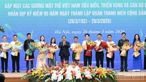 Prime Minister Pham Minh Chinh presents flowers to outstanding young people. (Photo: NDO)