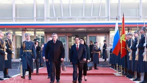 Prime Minister Pham Minh Chinh (R) is seen off at Vnukovo-2 Airport in Moscow on March 25 afternoon. (Photo: VNA)