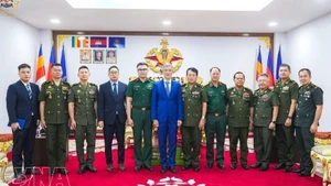 Vietnamese Ambassador to Cambodia Nguyen Minh Vu pays a New Year visit to the Royal Cambodian Armed Forces (Photo: VNA)
