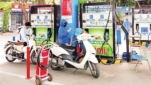 Residents purchase petrol at a retail outlet on Thai Thinh Street, Ha Noi.