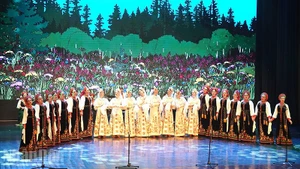 Artists of the Omsk Russian Folk Choir perform in striking traditional costumes. (Photo: Linh Bao)