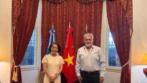 Vietnamese Ambassador to Argentina Ngo Minh Nguyet and President of the Latin American and Caribbean Confederation of State Workers (CLATE) Julio Fuentes. (Photo: VNA)