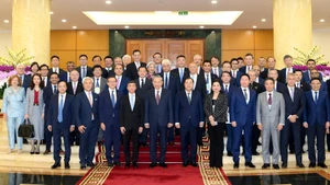 Party General Secretary To Lam and representatives of more than 40 international corporations from the Asia Business Council in Ha Noi on March 26 (Photo: NDO)