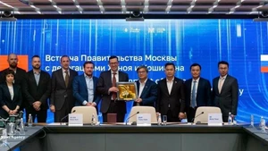 Delegates of the two countries pose for a group photo at the meeting. (Photo: VNA)