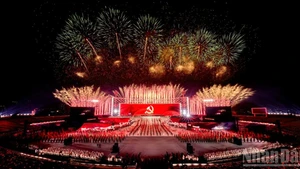 [In Pictures] Cinematic-perfect fireworks light up Ha Noi skies for successful conclusion of 14th National Party Congress