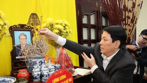 State President Luong Cuong offers incense in tribute to late State President Tran Duc Luong. (Photo: VNA)