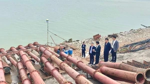 The Department of Irrigation inspects water intake operations in Ha Noi, February 2024. (Photo: Bao Han/NDO)