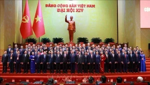 Party and State leaders pose for a group photo with the Government Party Organisation delegation attending the 14th National Party Congress. (Photo: VNA)