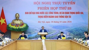 Prime Minister Pham Minh chairs the 23rd meeting of the state steering committee for nationally important and key transport projects, held online with 27 provinces and cities, in Ha Noi on January 30. (Photo: VNA)