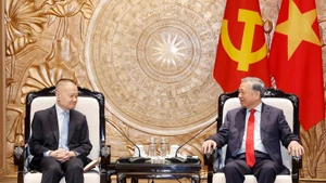 General Secretary of the Communist Party of Viet Nam Central Committee To Lam (R) receives Liu Haixing, Member of the Communist Party of China (CPC) Central Committee and head of its International Department, who is on a visit to Viet Nam as the special envoy of Party General Secretary and President of China Xi Jinping (Photo: VNA)