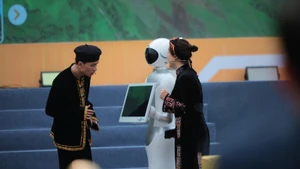An AI robot demonstration and the iKnow solution guiding citizens in carrying out administrative procedures at the 2025 National Forum on the Development of Viet Nam’s Digital Technology Enterprises