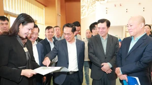 Deputy Prime Minister Bui Thanh Son inspects progress of Spring Fair 2026 preparations.