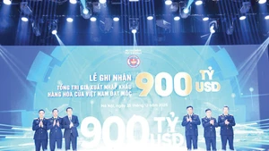 The ceremony marking Viet Nam’s total import–export turnover reaching the 900 billion USD milestone, held in Ha Noi on December 25, 2025.