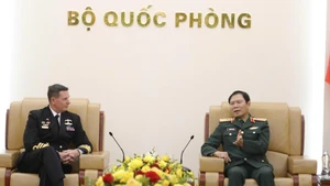General Nguyen Tan Cuong (R), Chief of the General Staff of the Viet Nam People’s Army and Deputy Minister of National Defence, receives Australian Chief of Navy Vice Admiral Mark Hammond in Ha Noi on January 30 morning. (Photo: qdnd.vn)