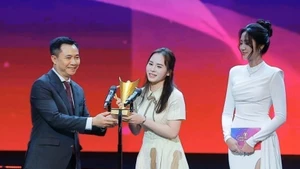 Shooter Trinh Thu Vinh is honoured as the Female Athlete of the Year (Photo: VNA)
