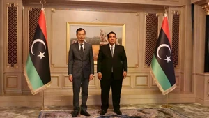 Vietnamese Ambassador to Egypt and Libya Nguyen Nam Duong (L) and President of the Presidential Council of Libya Muhammad Al-Menfi. (Photo: VNA)