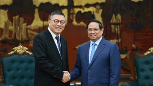Prime Minister Pham Minh Chinh (R) receives Hong Tianzhu, Chairman of Texhong Group, in Ha Noi on January 30. (Photo: VNA)