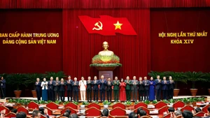 General Secretary To Lam and members of the Politburo and the Secretariat of the 14th Party Central Committee make their debut at the first meeting of the 14th Party Central Committee. (Photo: VNA)