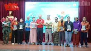 A total of 300 Tet gift packages presented to local residents in Da Nang.