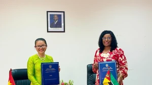 Vietnamese Ambassador to Mozambique Tran Thi Thu Thin (L) and Mozambican Minister of Education and Culture Samaria Tovela at the signing ceremony. (Photo: VNA)