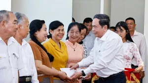 National Assembly Chairman Tran Thanh Man presents gifts to policy beneficiary families in Binh Thuy ward, Can Tho city, on January 30. (Photo: VNA)