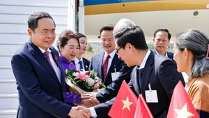 National Assembly Chairman Tran Thanh Man, his spouse Nguyen Thi Thanh Nga, and a high-ranking Vietnamese delegation are welcomed at Geneva international airport, Switzerland on July 27 afternoon (local time). (Photo: VNA)