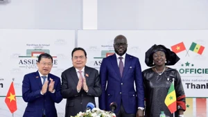 Chairman of the National Assembly Tran Thanh Man and President of the Senegalese National Assembly El Malick Ndiaye witness the announcement ceremony of the establishment of the Viet Nam–Senegal Friendship Parliamentary Group and the Senegal–Viet Nam Friendship Parliamentary Group. (Photo: VAN CHUC)