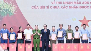 Prime Minister Pham Minh Chinh presents the DNA identification results of fallen soldiers’ remains to representatives of their families.