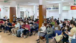 Workers are waiting to complete unemployment benefit procedures at the Ha Noi Employment Service Centre.