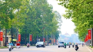 The Hung Vuong Street expansion project is scheduled for completion before August 15. (Photo: Bao Han)