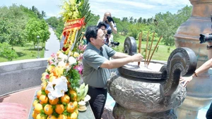 Prime Minister Pham Minh Chinh offers incense and flowers in tribute to heroic martyrs at the Quang Tri Ancient Citadel Special National Monument. (Photo: Thanh Giang)