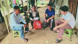 Ethnic minority commune leaders remain closely connected to their localities, regularly disseminating information to encourage residents to comply with the State’s policies and laws. (Photo: baolaichau.vn)