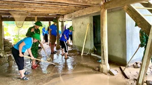 The Youth Union of Tri Le Border Post, the Women's Union of Tri Le Commune (Nghe An), and Volunteer Team 2518 from Vinh University visit flood-affected areas to support local residents in stabilising their lives. (Photo: Viet Nam Fatherland Front Committee of Nghe An Province)