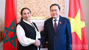 NA Chairman Tran Thanh Man (R) receives chair of Morocco–Viet Nam Friendship Parliamentarians' Group Lubna Srhiri (Photo: NDO)