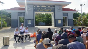 Officers from the Truong Sa Technical Logistics Service Centre informs fishermen about Government Directive 45 and the operations of boat shelters and fishing villages in the Truong Sa (Spratly) Archipelago. (Photo: Duc Thuan)