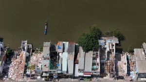 People are urgently dismantling their homes and handing over land to make way for an urban renovation project.